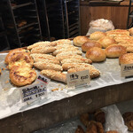 たま木亭 - 並んでるパン