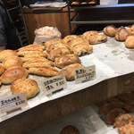 たま木亭 - 並んでるパン