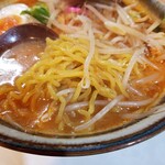 大麓ラーメン 麓郷舎より - 細ちぢれ麺