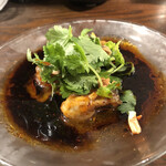 黒田萬元堂 - カキのオイル煮 冷製麻辣ソースパクチー添え490