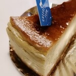 チーズケーキ専門店チーズケーキファーム - ゴルゴンゾーラ　後ろ姿　ほんのりブルー