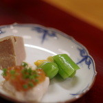 赤坂とゝや魚新 - 先附（さきづけ）、スナップ豌豆（ゑんどう）、肝煮（きもに）