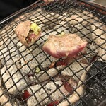 まえだや - 片面を1分、ネギを挟んで蒸し焼きにします