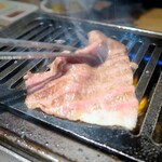 焼肉永秀 - 軽く炙ったサーロインを黄身に絡めライスと一緒にパクリ… 甘めのタレがすき焼き風味