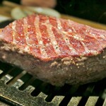 焼肉永秀 - 可愛いスタッフが表面を丁寧に焼いてくれる