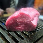 焼肉永秀 - A5ランク黒毛和牛（400ｇ）の上質な赤身肉を使用した「肉のヒマラヤ極」