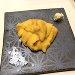 江戸前 鮨 服部 - ウニは海苔で巻いて