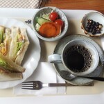 モーニングカフェ 木 木 - 料理写真:サンドイッチは軽く焼いて有りました。