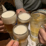 北海道海鮮・６つのモチーフ個室 ２３番地 - 乾杯の図。ビールグラスがちっさ〜！