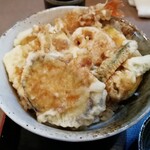 天ぷら 夢二 - おいしそうな天丼。動物性タンパク質は海老だけですが、野菜の天ぷらもおいしい。