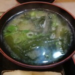 天ぷら 夢二 - わかめがたっぷり入ったみそ汁。安定のおいしさ。外食だと、意外とこういうみそ汁を出すお店は少ないです。