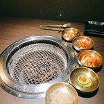 Korean Dining テジテジ - バリエーション豊かなナムルと焼き網