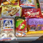 野間商店 - 高齢者の好みのお菓子が分からないので、店主のお母様に選んでいただきました。 なるほどねー 美味しそう！ これで、2,000円也。