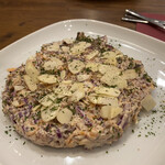 北の国バル - ｺﾝﾋﾞｰﾌと紫ｷｬﾍﾞﾂとﾅｯﾂのｺｰﾙｽﾛｰｻﾗﾀﾞ 400円