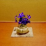 鮨 はしぐち - この日の待合のお花