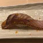 梅丘寿司の美登利 - のど黒４５０円。セットものど黒も、タネのほとんどが、ボヤけた味わいという印象です。。。普通には美味しかったですよ（笑）(^｡^)。昆布塩の鯛とイカは、とても美味しかったです（╹◡╹）