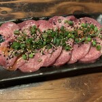 Tetsunabe Izakaya Kurohanabi - 牛たん、1,300円(税別)