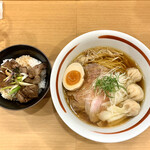 らぁめん 倉井 - わんたん醤油らぁめん 肉増し 半玉子トッピング 
      肉めし