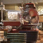 フォカッチャディレッコ500 - 厨房に置かれた手動の生ハムスライサー。イタリア製。