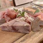 フォカッチャディレッコ500 - 一品目：生ハムのクロッカンデ、クルミとチーズのテリーヌ添え