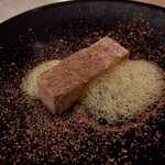 フォカッチャディレッコ500 - 二品目：低温調理したフォアグラのアマゾンカカオがけ、パッションフルーツのエスプーマ