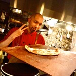 フォカッチャディレッコ500 - オーナーシェフの岩井さん。フォカッチャディレッコ片手に決まってます！