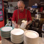 フォカッチャディレッコ500 - フォカッチャディレッコの生地にストラッキーノチーズを乗せていきます(o^^o)