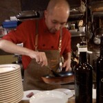 フォカッチャディレッコ500 - メインのお肉が盛り付けられていきます！