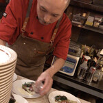 フォカッチャディレッコ500 - メインのお肉が盛り付けられていきます！