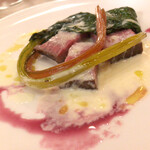 フォカッチャディレッコ500 - 六品目：岩手牛にヤギのチーズ、マロウブルーソースがけ