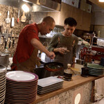 フォカッチャディレッコ500 - 岩井さんと店員の金子さん（右）