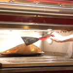 フォカッチャディレッコ500 - 焼き加減をチェックしています(^^)