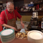 フォカッチャディレッコ500 - フォカッチャディレッコを切り分ける岩井さん。