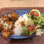 アジア食堂 からんころん - 「油淋鶏プレート」(852円)