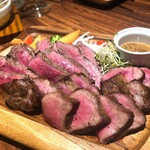 熟成肉と生モッツァレラ 肉バルイタリアン 肉タリア - 熟成タンと熟成赤身