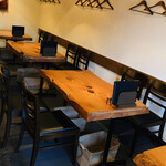 アワーズ ~ワインと肴~ - インテリア　テーブル席