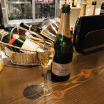 アワーズ ~ワインと肴~ - インテリア　カウンター席