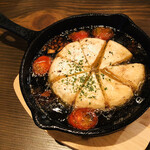 アワーズ ~ワインと肴~ - カマンベールチーズのアヒージョ