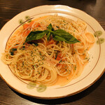 アワーズ ~ワインと肴~ - フレッシュトマトとフレッシュバジルのパスタ