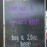 Bolt Brewery - 店舗前ボード。20ozでグラスをもらえるのはちょっと嬉しい (^^)。