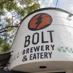 Bolt Brewery - 店舗入口上。