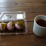 Kagetsudou - 道明寺桜餅とセルフサービスの麦茶