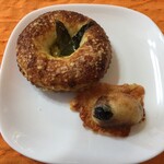 ブーランジェリー スドウ - ノルマンディー250円
      オリーブとチーズのプチパン 100円