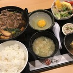 本格肉料理 丸小 - ランチの特選牛なべ 2,100円。