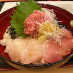鱗介領 信海 食事処 -  本日のおまかせ海鮮丼 1045円。