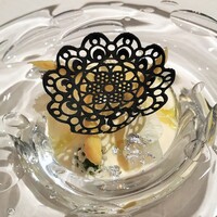 ジョンティ アッシュ - フランス産ホワイトアスパラのムースリーヌ、スミイカのミキュイとホタルイカのパテ、トップはイカスミで作ったカリカリ