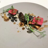 ジョンティ アッシュ - 紀州清流椎茸のフリカッセ、松ぼっくりで焼き上げた牛ハツとセップ茸のオイルと共に
