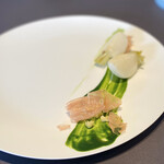 プレゼンテ スギ - 蕪のソテーに生ハム削り節、蕪の葉っぱとパセリのソース