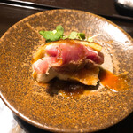 鳥田中 - 鹿児島県指宿の黒さつま鶏のももと胸の叩き