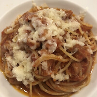 リストランテ エスト - トマトソースのパスタ　上にかかっているチーズが濃厚で甘味の感じられるトマトソースにぴったり